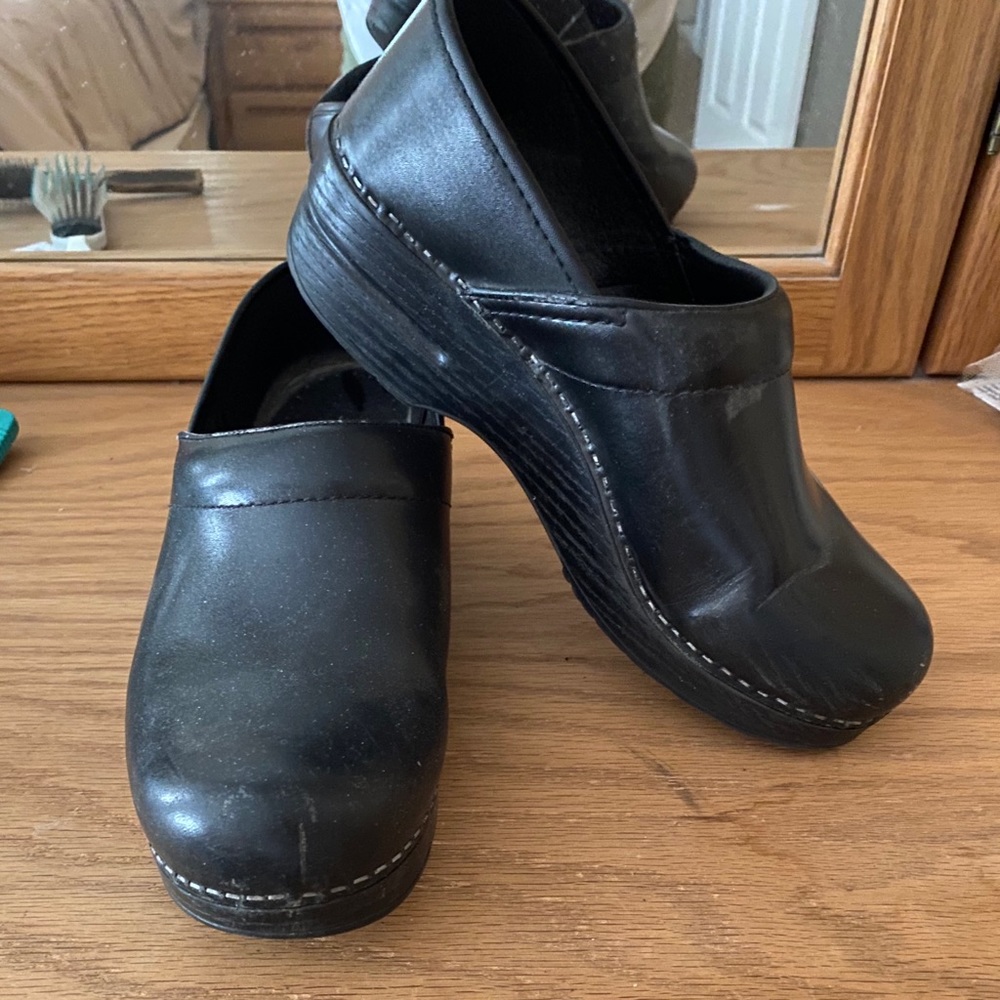 Dansko size 39 (8 1/2)